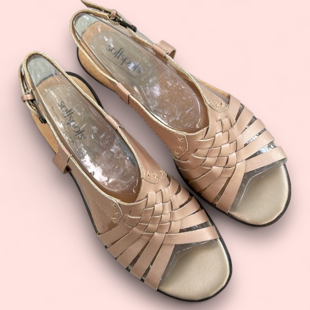 Soft Spots Women's Soft Gold leather woven front sandals size 6WW Never worn